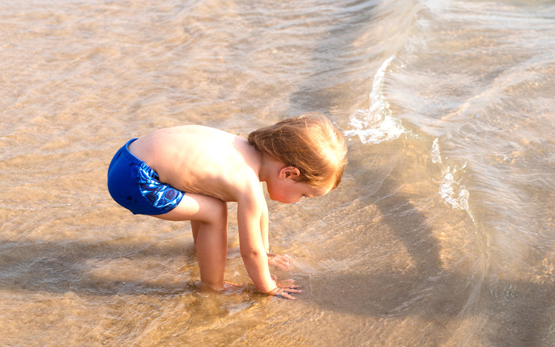 Beneficios de nadar en el mar para los niños con discapacidad